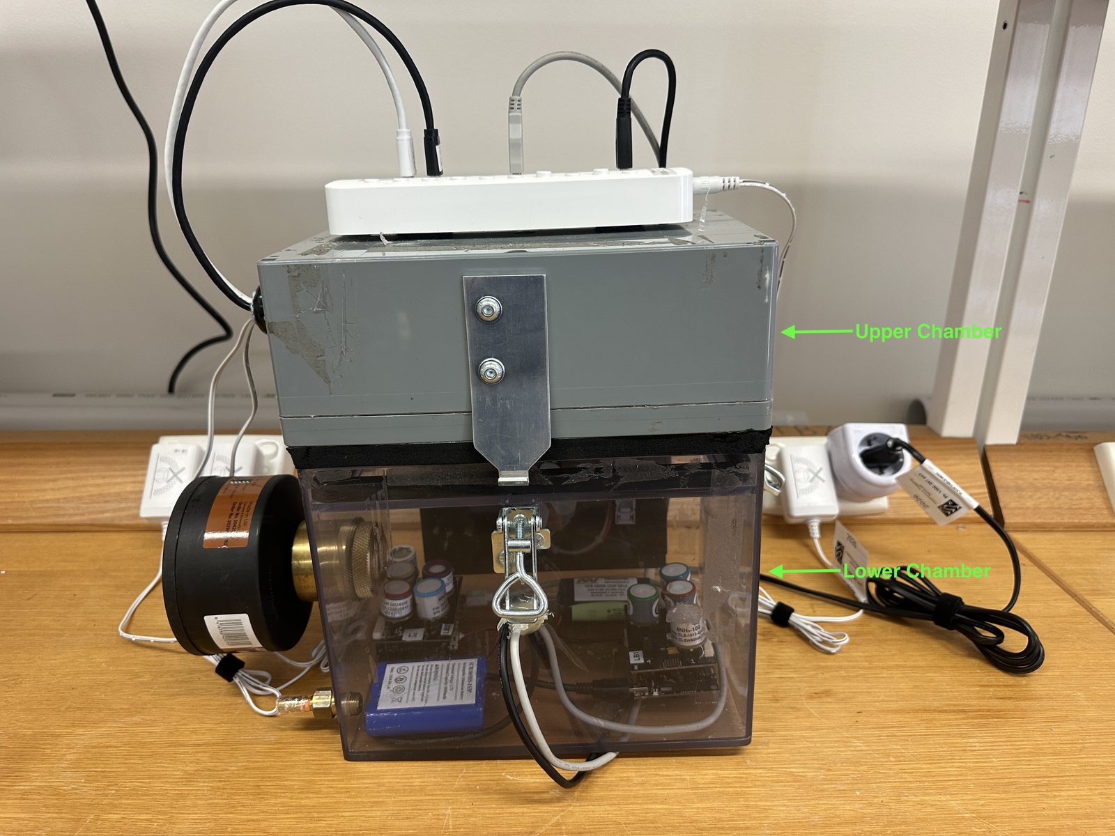 Two-chamber laboratory setup for the adaptive electronic nose.